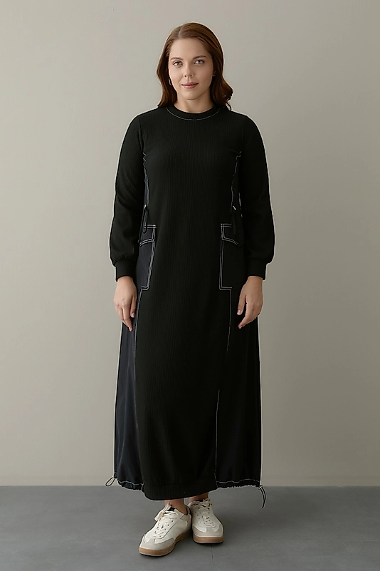 Yan Kupları Yağmurluk Detaylı Siyah Elbise