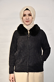 Yakası Kürklü Siyah Ceket