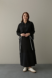 Yağmurluk Garnili Siyah Elbise