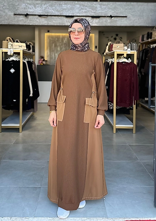 Yan Kupları Yağmurluk Detaylı Kahve Elbise