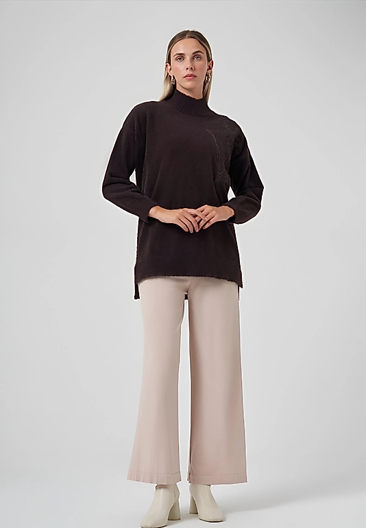 Önü İşlemeli Kahve Kazak